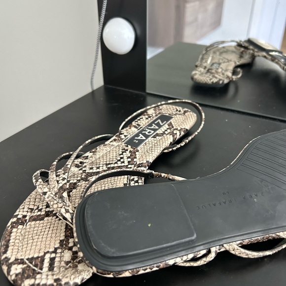 Zara snakeskin flat sandals 9 - Picture 2 of 2